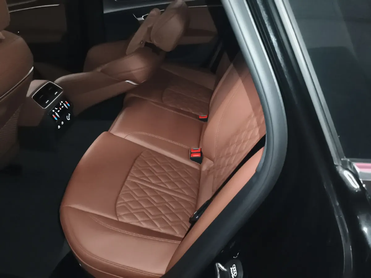 2025 Audi A6L 2.0T 245HP L4 7DCT,autocango,china used car exporter,china ev exporter,chinese used car exporter,chinese used ev exporter