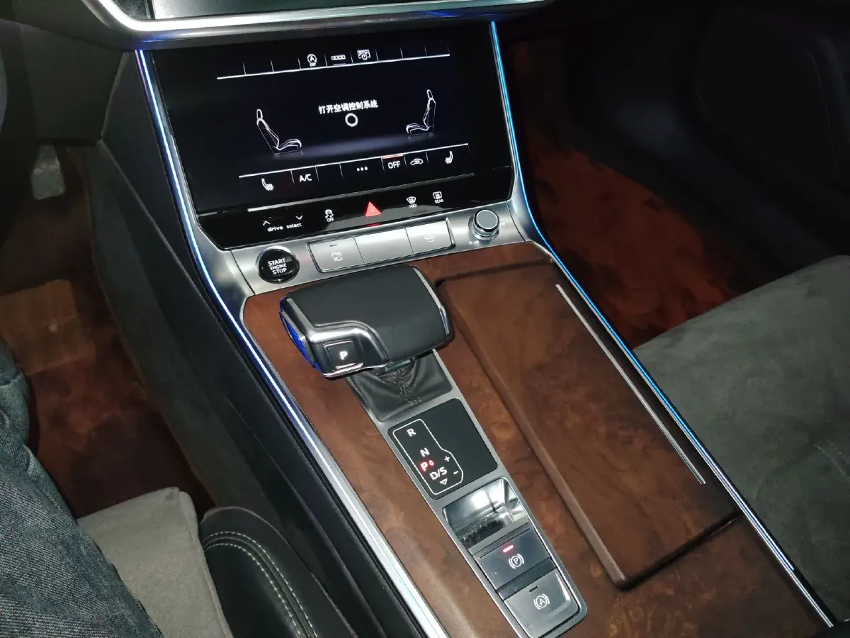 2023 Audi A6L 2.0T 245HP L4 7DCT,autocango,china used car exporter,china ev exporter,chinese used car exporter,chinese used ev exporter