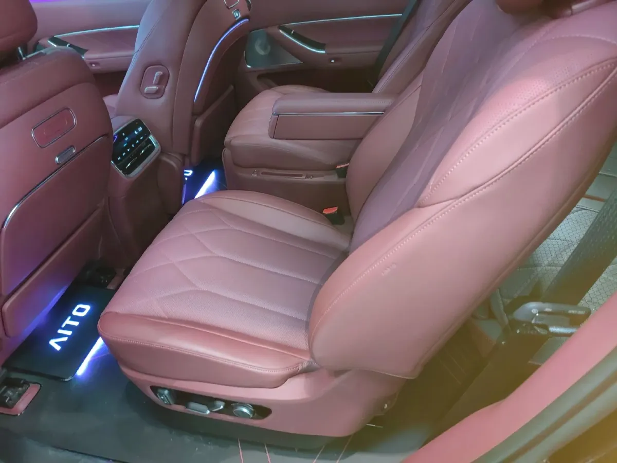 2025 AITO AITO M8 REEV 160HP REEV 53.4KWH,autocango,china used car exporter,china ev exporter,chinese used car exporter,chinese used ev exporter