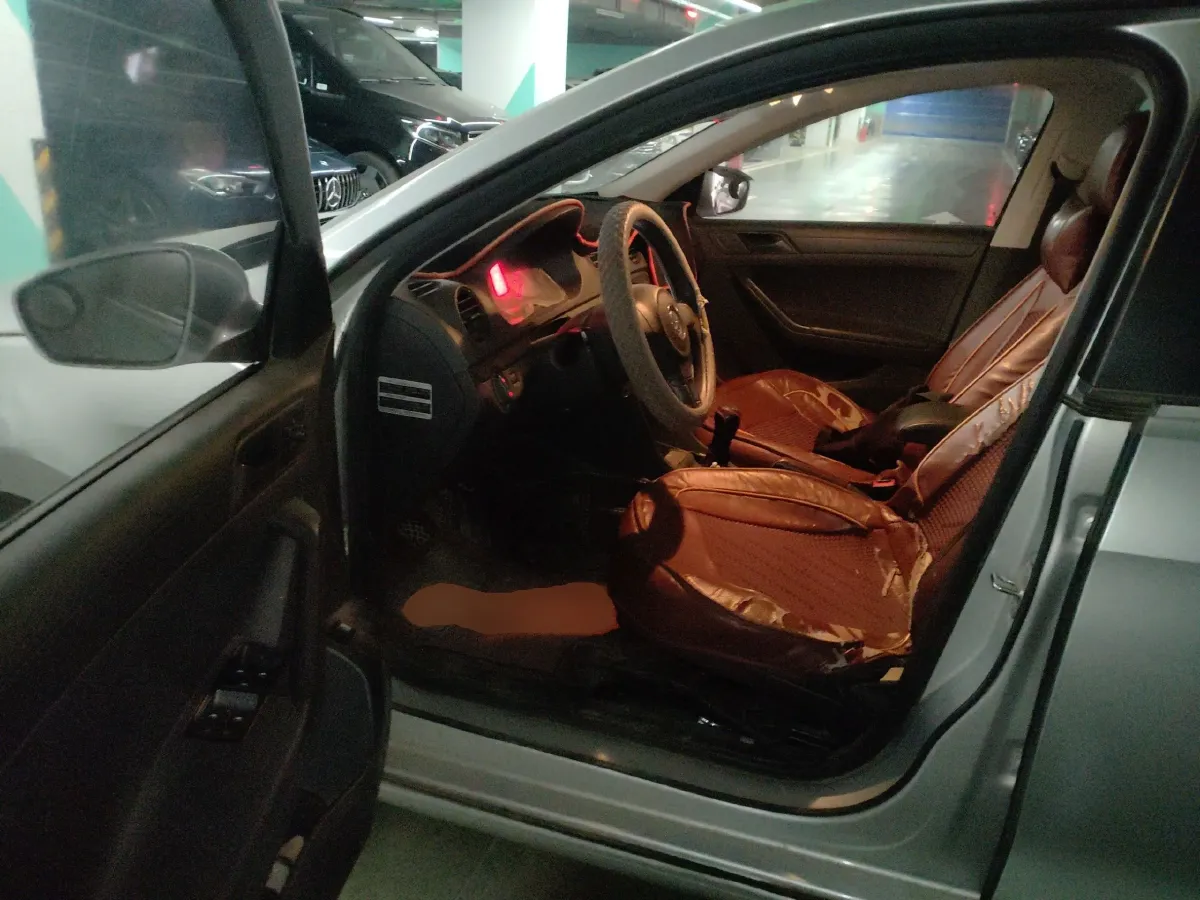 2015 Volkswagen Jetta 1.6L 110HP L4 5MT,autocango,china used car exporter,china ev exporter,chinese used car exporter,chinese used ev exporter