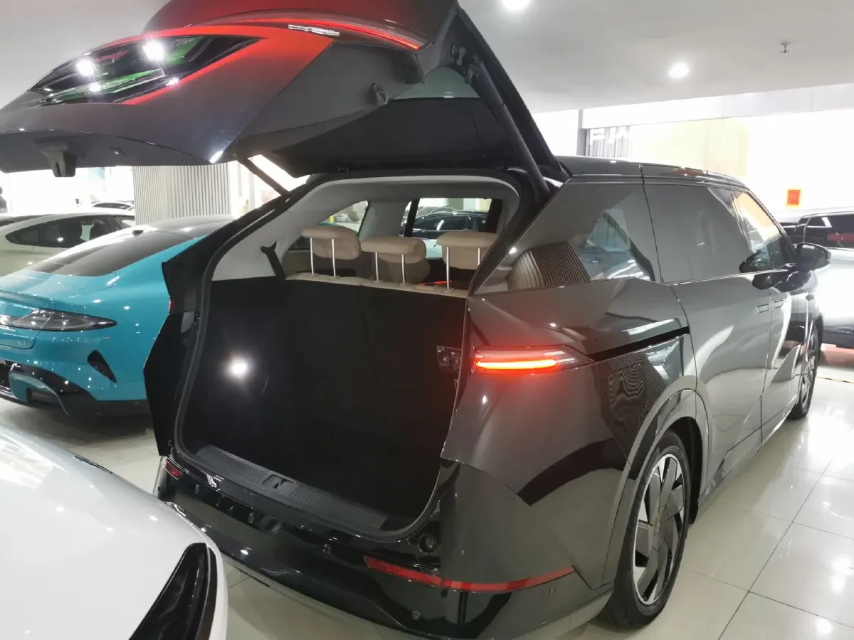 2024 Xpeng X9 BEV 84.5KWH,autocango,china used car exporter,china ev exporter,chinese used car exporter,chinese used ev exporter
