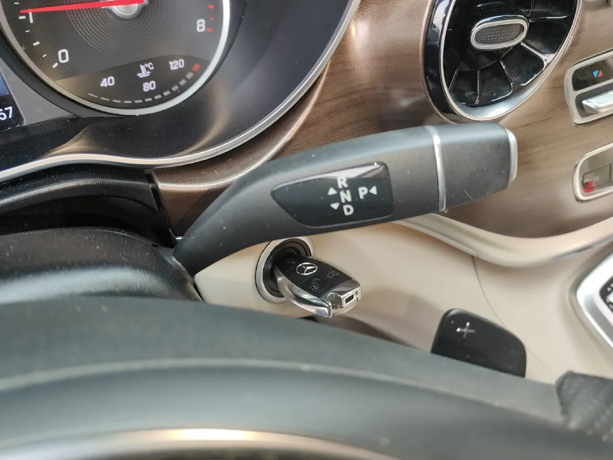 2020 Mercedes-Benz V Class 2.0T 211HP L4 9AT,autocango,china used car exporter,china ev exporter,chinese used car exporter,chinese used ev exporter