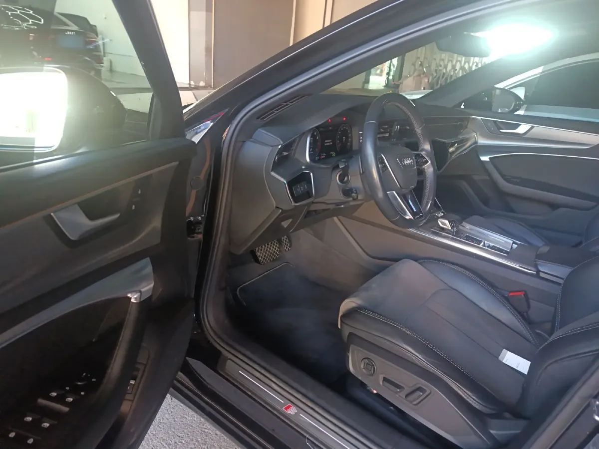 2022 Audi A6L 2.0T 224HP L4 7DCT,autocango,china used car exporter,china ev exporter,chinese used car exporter,chinese used ev exporter