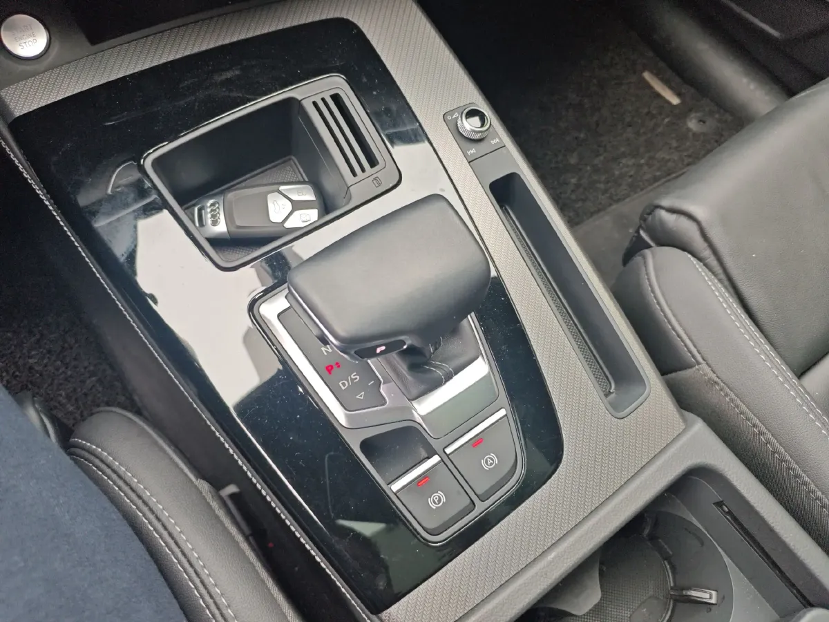 2022 Audi Q5L 2.0T 190HP L4 7DCT,autocango,china used car exporter,china ev exporter,chinese used car exporter,chinese used ev exporter