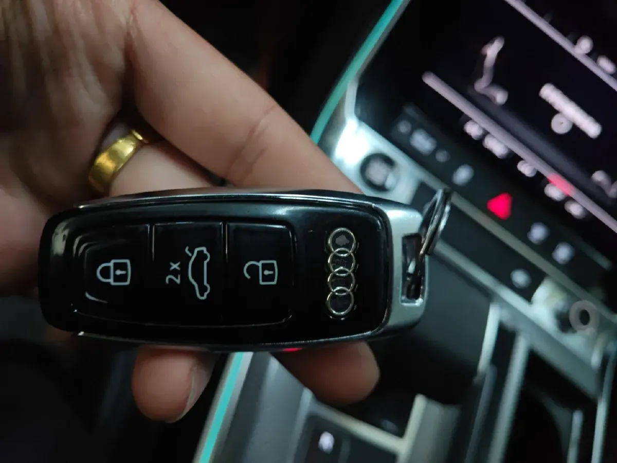 2021 Audi A6L 2.0T 190HP L4 7DCT,autocango,china used car exporter,china ev exporter,chinese used car exporter,chinese used ev exporter