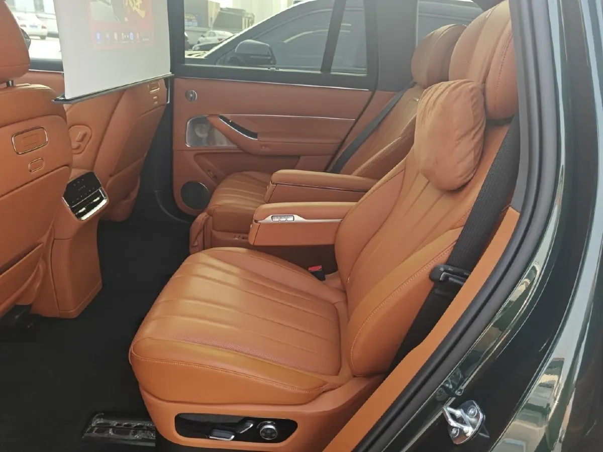 2025 AITO AITO M8 REEV 160HP REEV 53.4KWH,autocango,china used car exporter,china ev exporter,chinese used car exporter,chinese used ev exporter