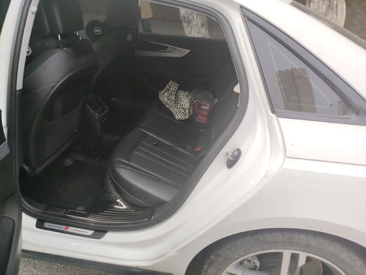 2022 Audi A4L 2.0T 190HP L4 7DCT,autocango,china used car exporter,china ev exporter,chinese used car exporter,chinese used ev exporter