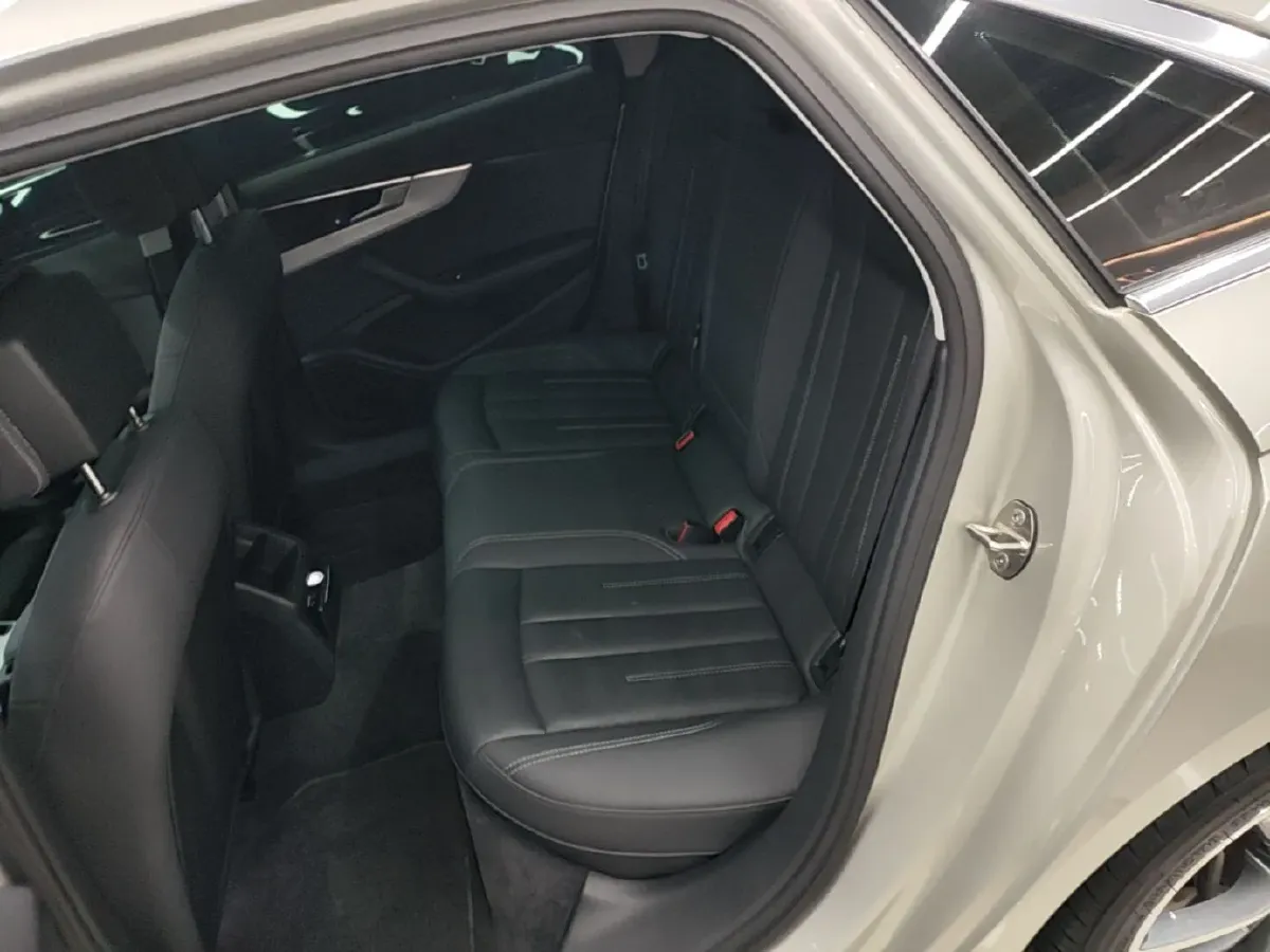 2020 Audi A4L 2.0T 190HP L4 7DCT,autocango,china used car exporter,china ev exporter,chinese used car exporter,chinese used ev exporter