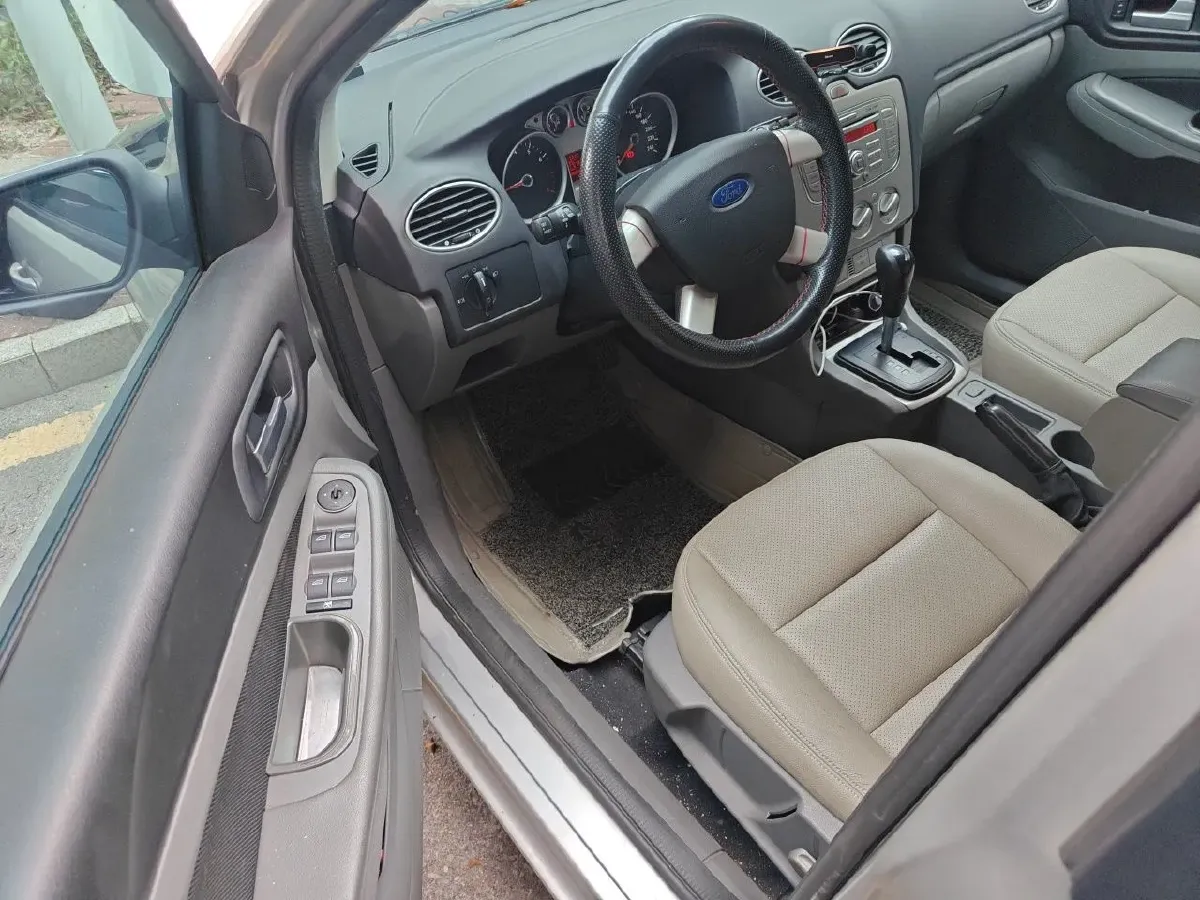 2013 Ford Focus 1.8L 124HP L4 4AT,autocango,china used car exporter,china ev exporter,chinese used car exporter,chinese used ev exporter