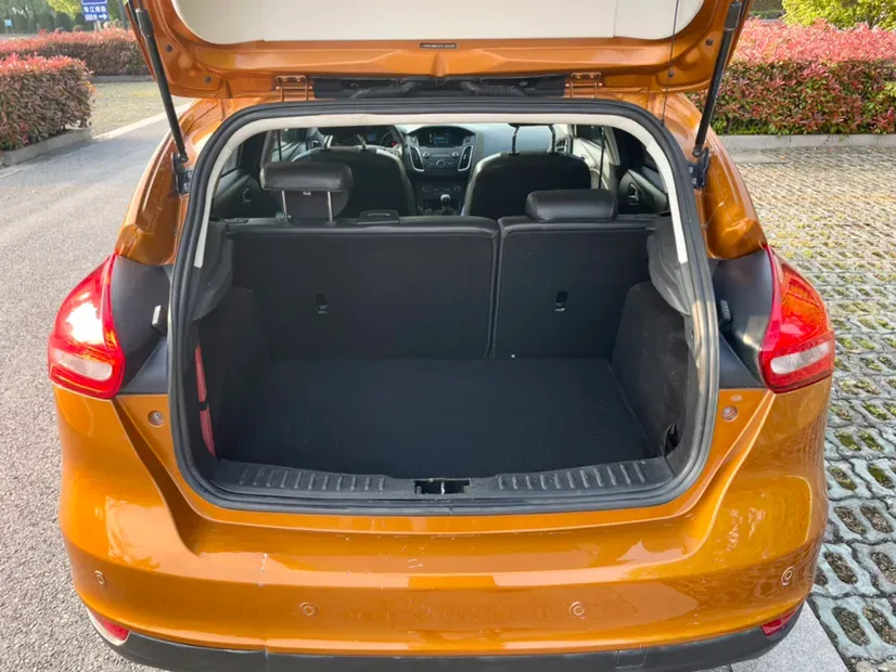 2015 Ford Focus 1.0T 125HP L3 5MT,autocango,china used car exporter,china ev exporter,chinese used car exporter,chinese used ev exporter