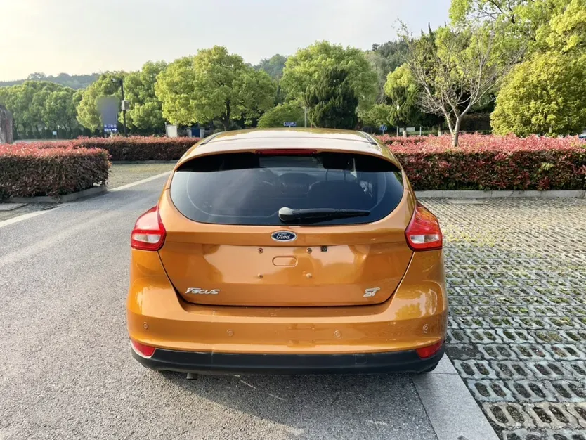 2015 Ford Focus 1.0T 125HP L3 5MT,autocango,china used car exporter,china ev exporter,chinese used car exporter,chinese used ev exporter