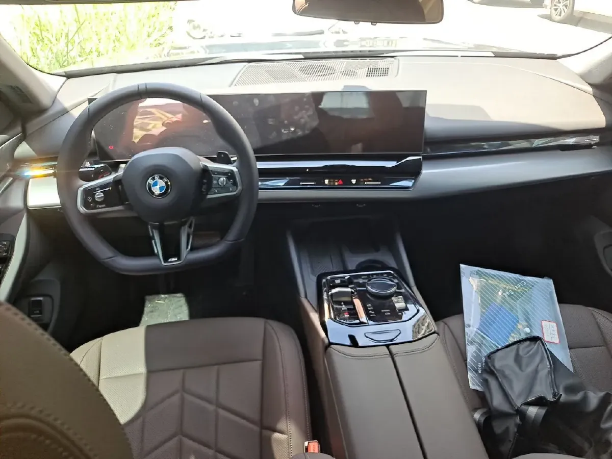 2025 BMW 5 Series 2.0T 258HP L4 8AT,autocango,china used car exporter,china ev exporter,chinese used car exporter,chinese used ev exporter