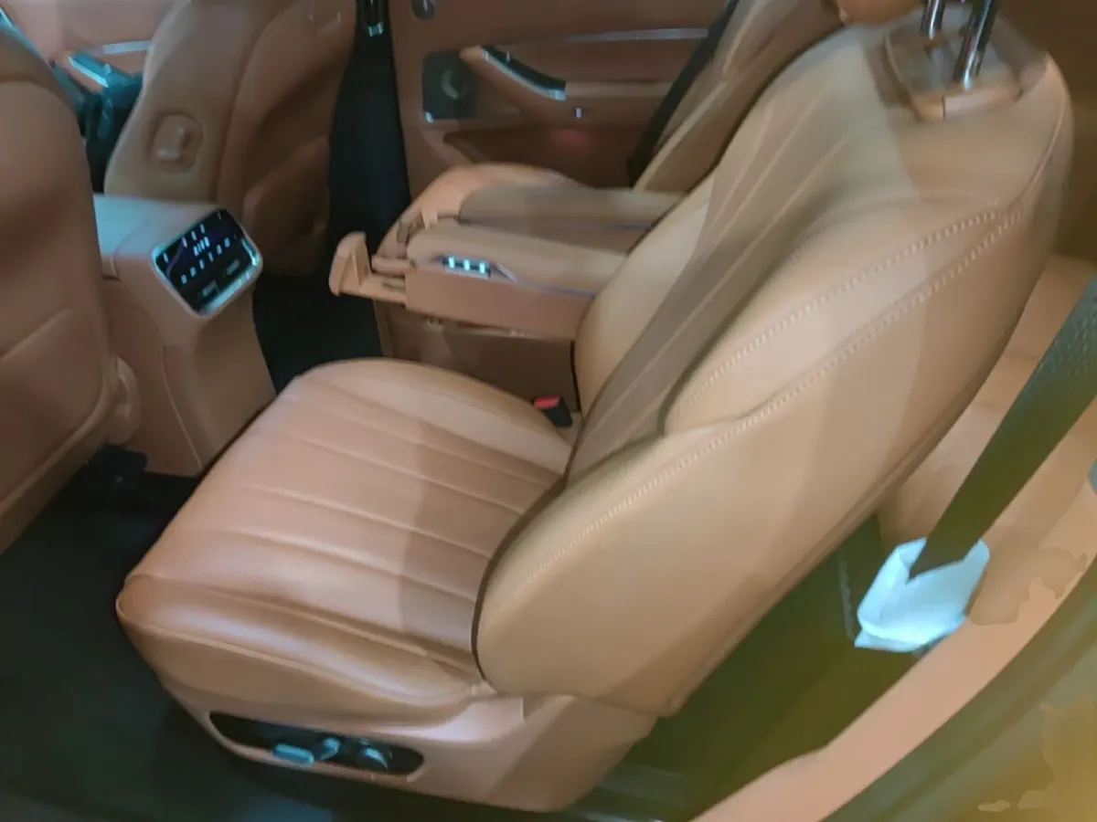 2025 AITO AITO M8 REEV 160HP REEV 53.4KWH,autocango,china used car exporter,china ev exporter,chinese used car exporter,chinese used ev exporter