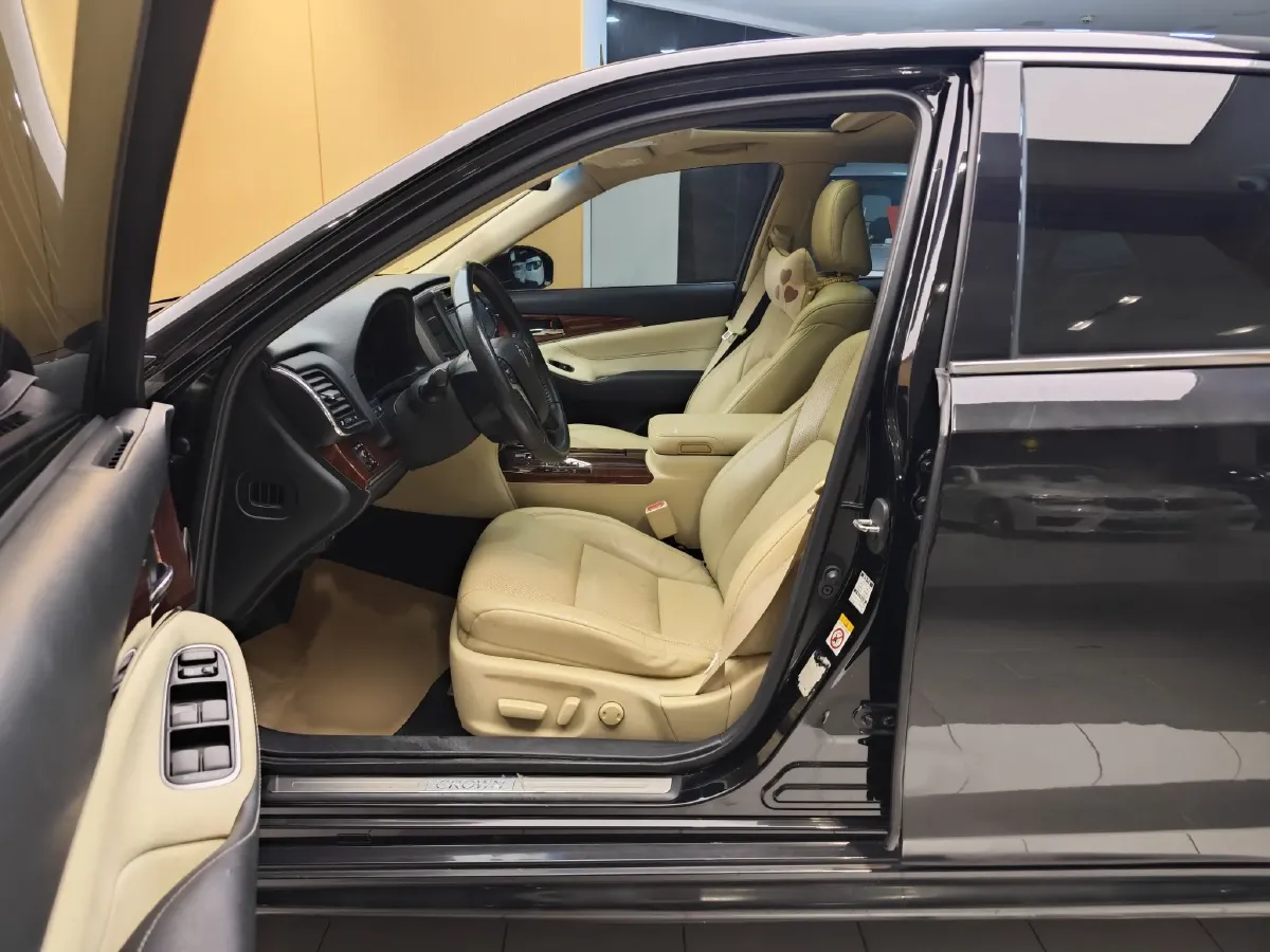 2015 Toyota Crown 2.0T 235HP L4 8AT,autocango,china used car exporter,china ev exporter,chinese used car exporter,chinese used ev exporter
