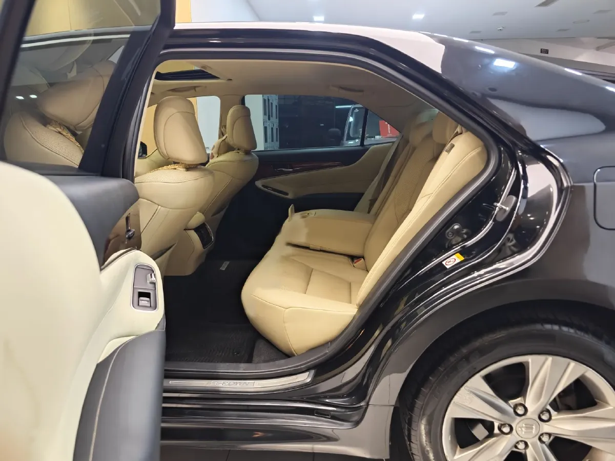 2015 Toyota Crown 2.0T 235HP L4 8AT,autocango,china used car exporter,china ev exporter,chinese used car exporter,chinese used ev exporter