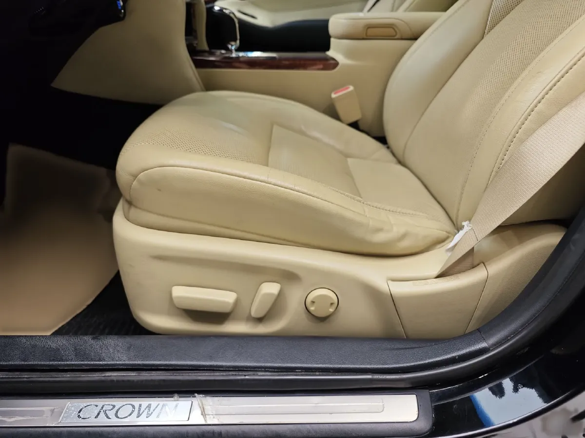 2015 Toyota Crown 2.0T 235HP L4 8AT,autocango,china used car exporter,china ev exporter,chinese used car exporter,chinese used ev exporter