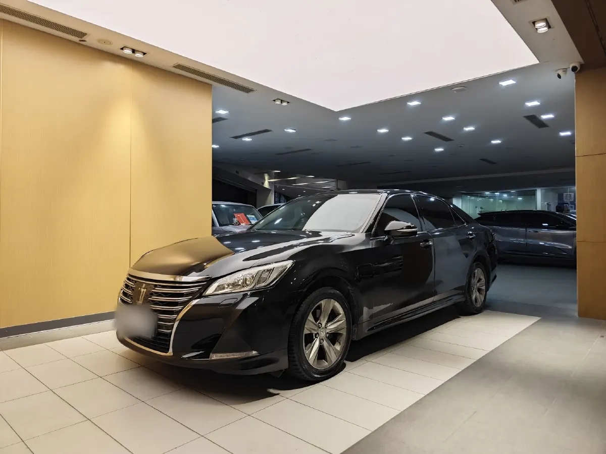 2015 Toyota Crown 2.0T 235HP L4 8AT,autocango,china used car exporter,china ev exporter,chinese used car exporter,chinese used ev exporter