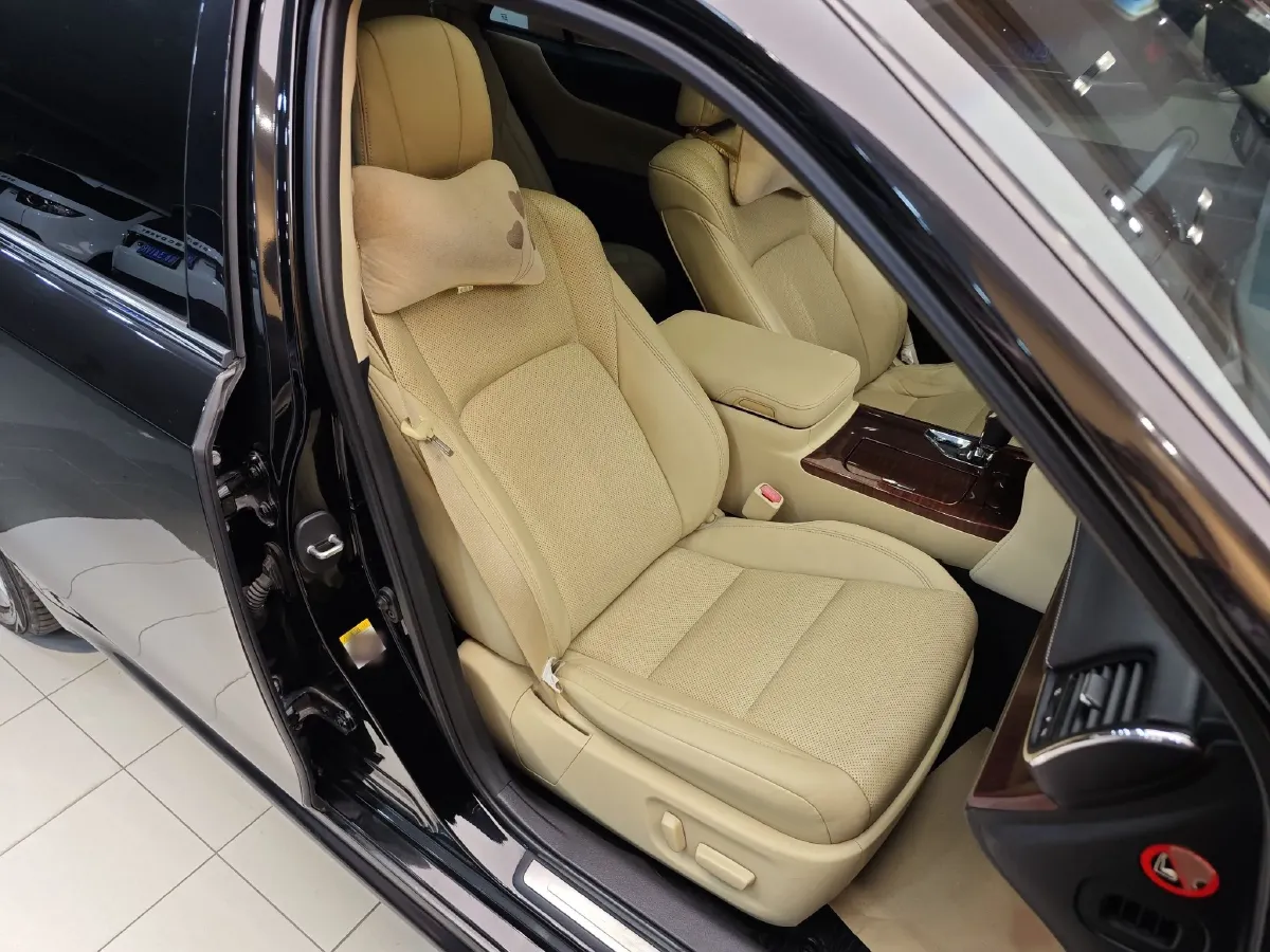 2015 Toyota Crown 2.0T 235HP L4 8AT,autocango,china used car exporter,china ev exporter,chinese used car exporter,chinese used ev exporter