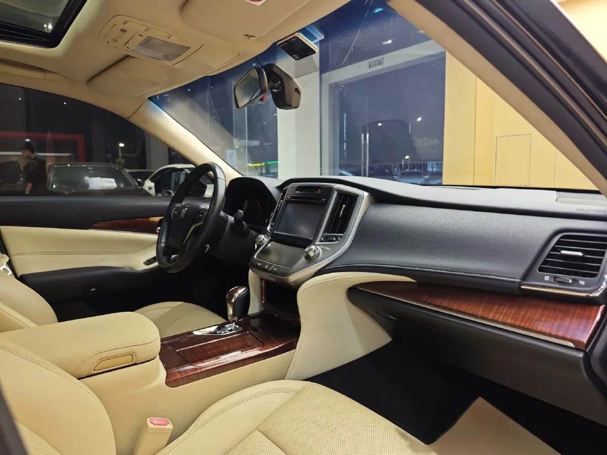 2015 Toyota Crown 2.0T 235HP L4 8AT,autocango,china used car exporter,china ev exporter,chinese used car exporter,chinese used ev exporter