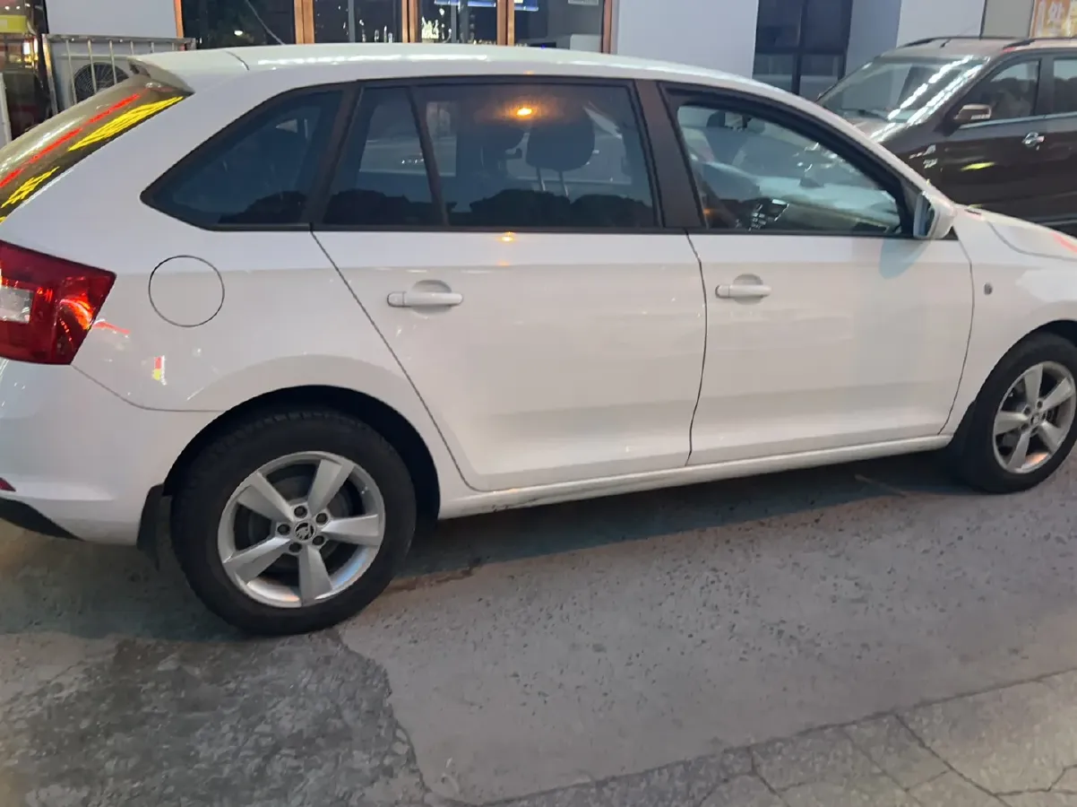 2014 Skoda Rapid Spaceback 1.6L 110HP L4 6AT,autocango,china used car exporter,china ev exporter,chinese used car exporter,chinese used ev exporter
