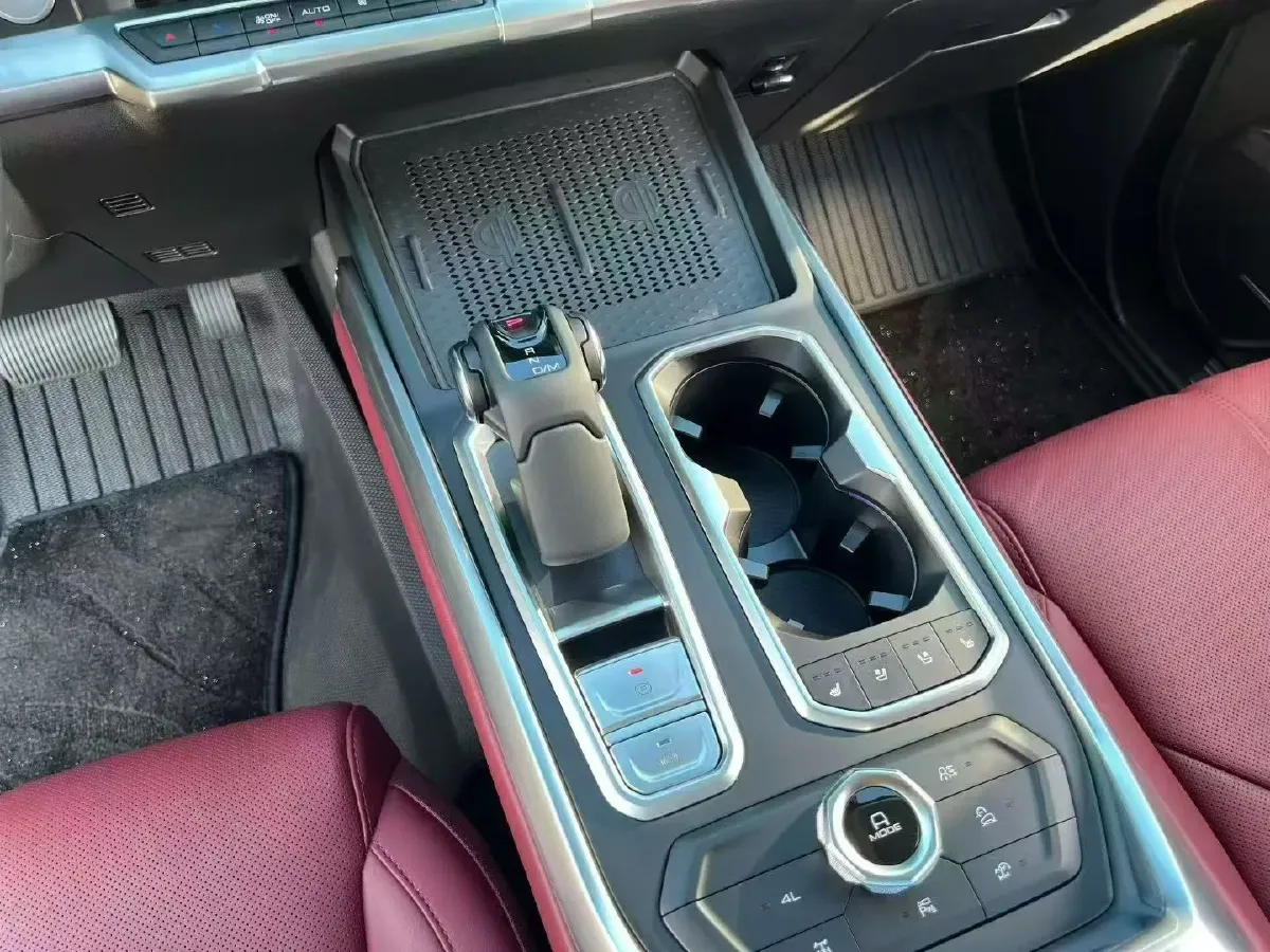 2024 Tank 400 2.0T 252HP L4 9AT PHEV 36.7/37.1KWH,autocango,china used car exporter,china ev exporter,chinese used car exporter,chinese used ev exporter