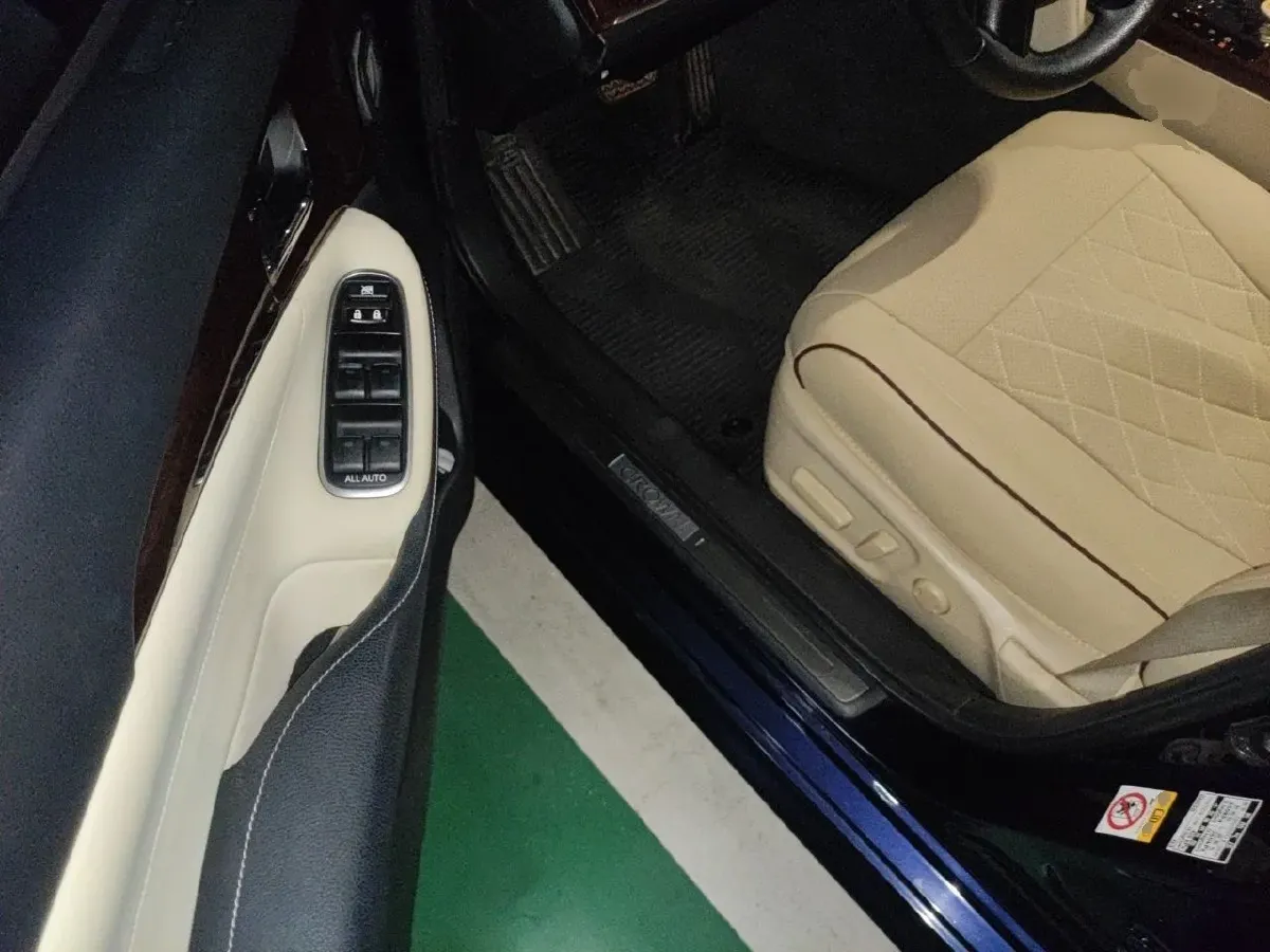 2017 Toyota Crown 2.0T 235HP L4 8AT,autocango,china used car exporter,china ev exporter,chinese used car exporter,chinese used ev exporter