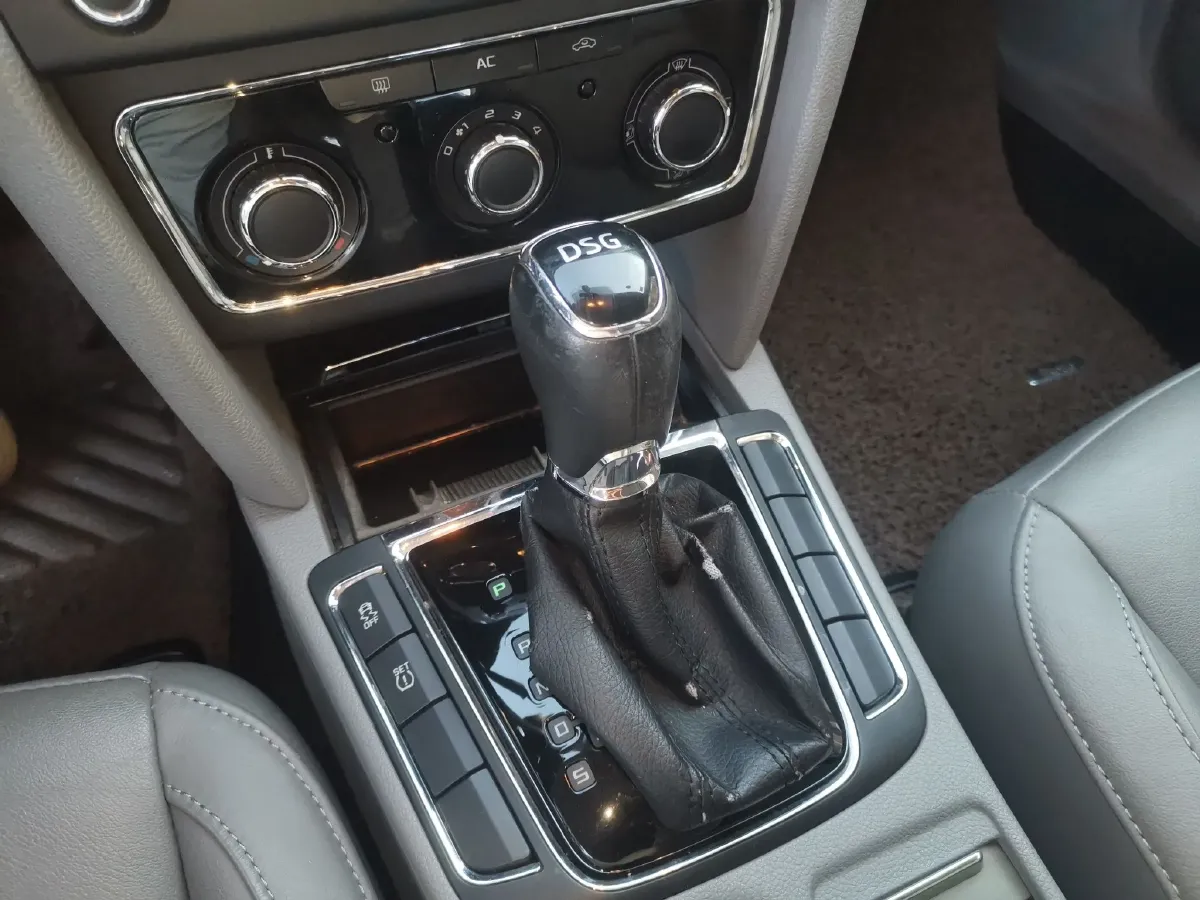 2013 Skoda Superb 1.4T 131HP L4 7DCT,autocango,china used car exporter,china ev exporter,chinese used car exporter,chinese used ev exporter