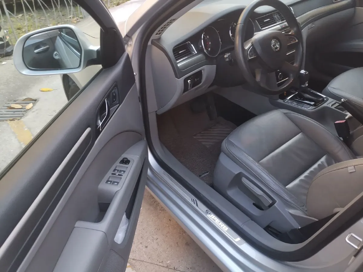 2013 Skoda Superb 1.4T 131HP L4 7DCT,autocango,china used car exporter,china ev exporter,chinese used car exporter,chinese used ev exporter