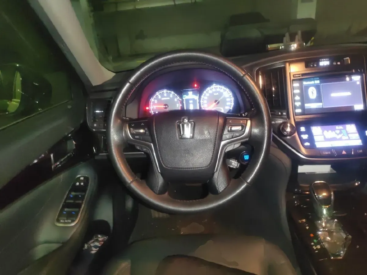 2015 Toyota Crown 2.5L 193HP V6 6AT,autocango,china used car exporter,china ev exporter,chinese used car exporter,chinese used ev exporter