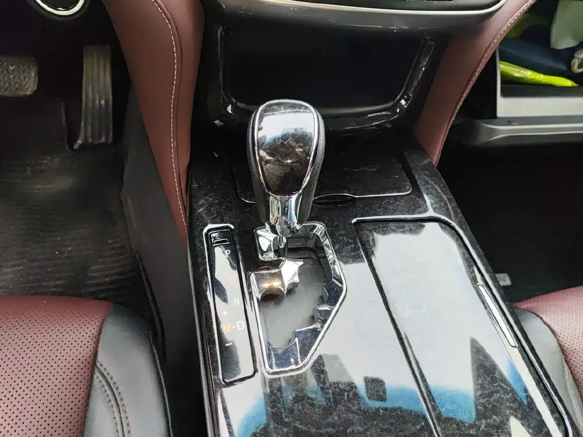 2018 Toyota Crown 2.0T 235HP L4 8AT,autocango,china used car exporter,china ev exporter,chinese used car exporter,chinese used ev exporter