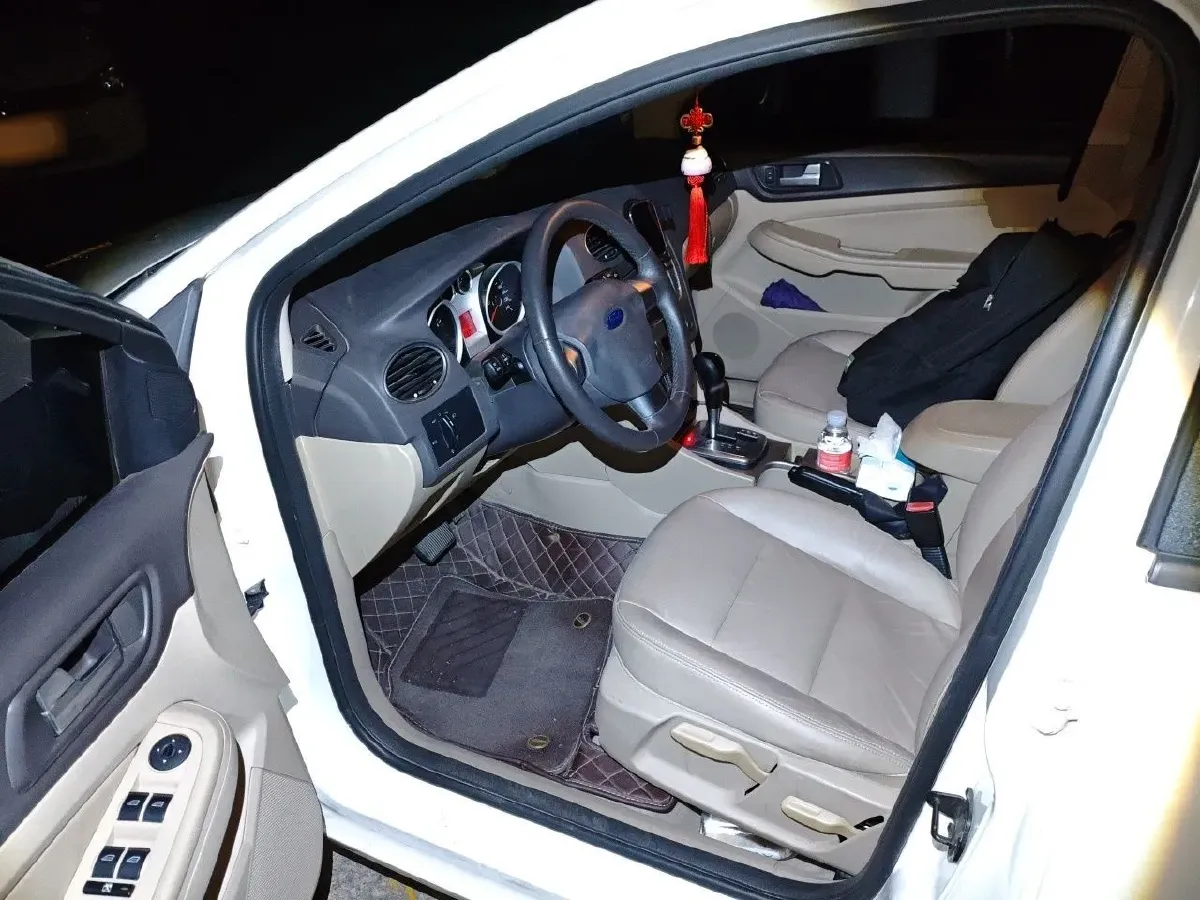 2013 Ford Focus 1.8L 124HP L4 4AT,autocango,china used car exporter,china ev exporter,chinese used car exporter,chinese used ev exporter