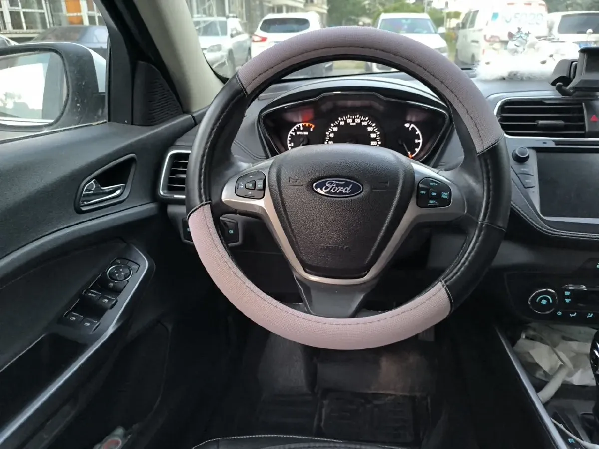 2015 Ford Escort 1.5L 113HP L4 6AT,autocango,china used car exporter,china ev exporter,chinese used car exporter,chinese used ev exporter