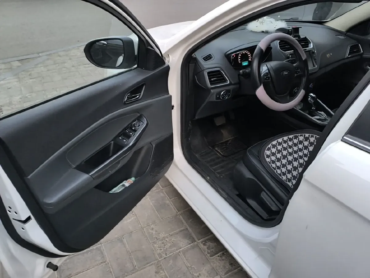 2015 Ford Escort 1.5L 113HP L4 6AT,autocango,china used car exporter,china ev exporter,chinese used car exporter,chinese used ev exporter
