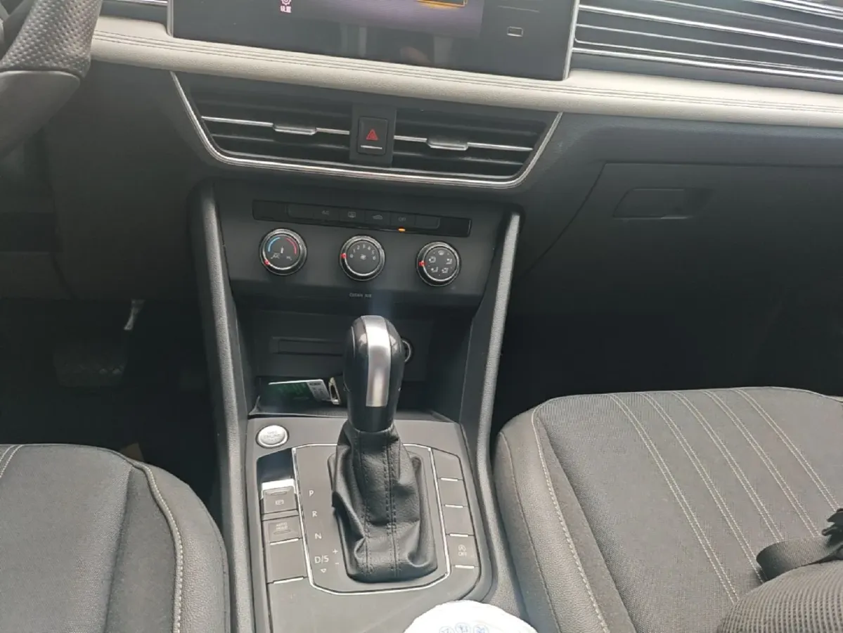 2023 Volkswagen Tiguan L 2.0T 186HP L4 7DCT,autocango,china used car exporter,china ev exporter,chinese used car exporter,chinese used ev exporter