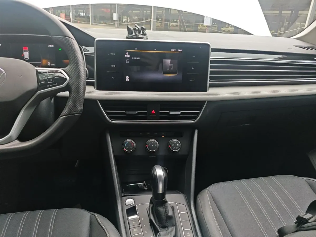 2023 Volkswagen Tiguan L 2.0T 186HP L4 7DCT,autocango,china used car exporter,china ev exporter,chinese used car exporter,chinese used ev exporter