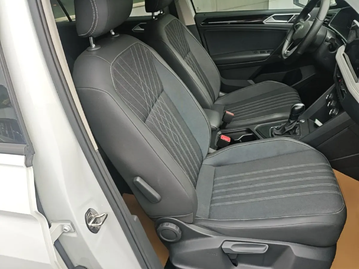 2023 Volkswagen Tiguan L 2.0T 186HP L4 7DCT,autocango,china used car exporter,china ev exporter,chinese used car exporter,chinese used ev exporter