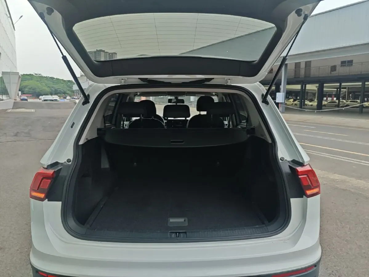 2023 Volkswagen Tiguan L 2.0T 186HP L4 7DCT,autocango,china used car exporter,china ev exporter,chinese used car exporter,chinese used ev exporter
