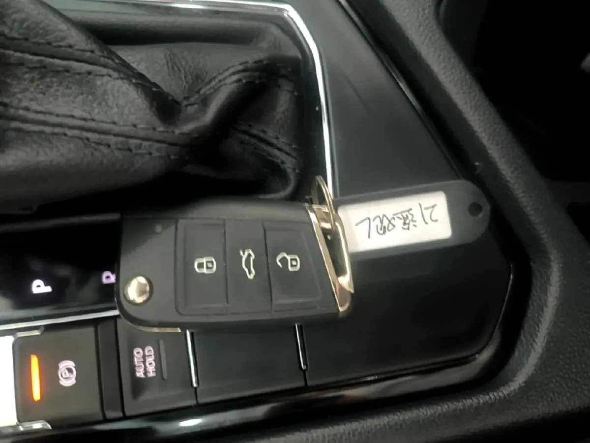 2021 Volkswagen Tiguan L 2.0T 186HP L4 7DCT,autocango,china used car exporter,china ev exporter,chinese used car exporter,chinese used ev exporter
