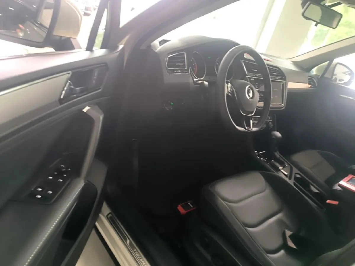 2021 Volkswagen Tiguan L 2.0T 186HP L4 7DCT,autocango,china used car exporter,china ev exporter,chinese used car exporter,chinese used ev exporter