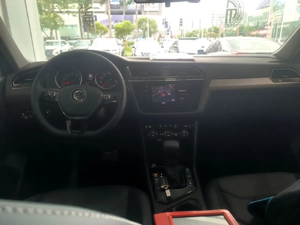 2021 Volkswagen Tiguan L 2.0T 186HP L4 7DCT,autocango,china used car exporter,china ev exporter,chinese used car exporter,chinese used ev exporter