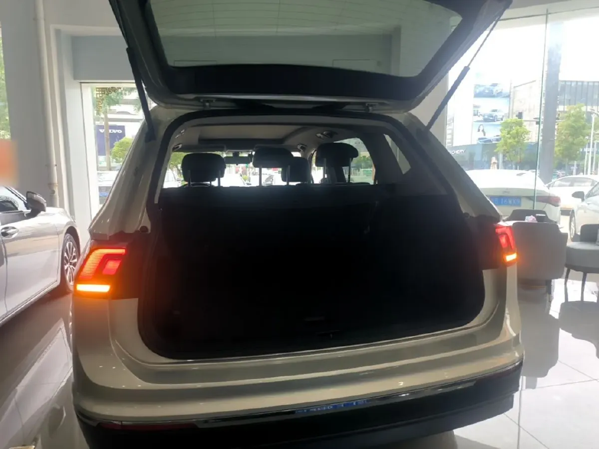 2021 Volkswagen Tiguan L 2.0T 186HP L4 7DCT,autocango,china used car exporter,china ev exporter,chinese used car exporter,chinese used ev exporter