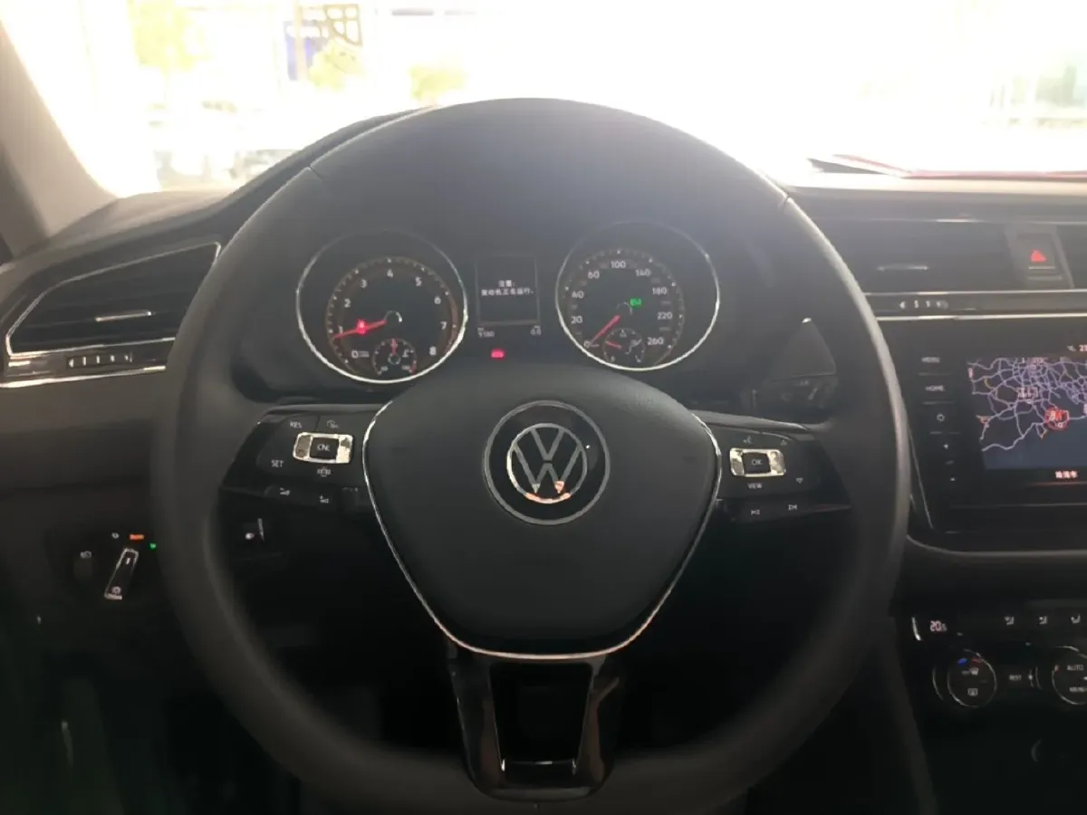 2021 Volkswagen Tiguan L 2.0T 186HP L4 7DCT,autocango,china used car exporter,china ev exporter,chinese used car exporter,chinese used ev exporter