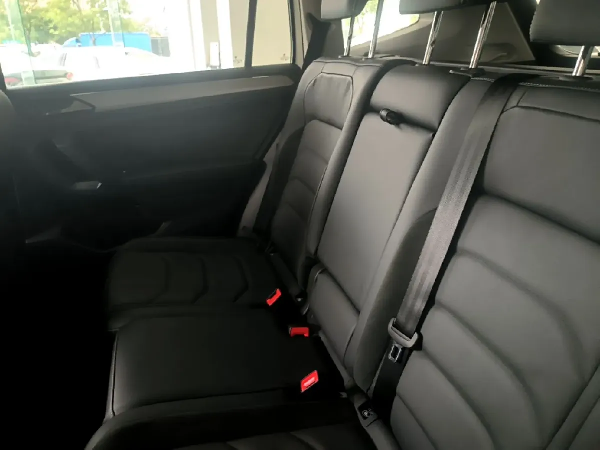 2021 Volkswagen Tiguan L 2.0T 186HP L4 7DCT,autocango,china used car exporter,china ev exporter,chinese used car exporter,chinese used ev exporter