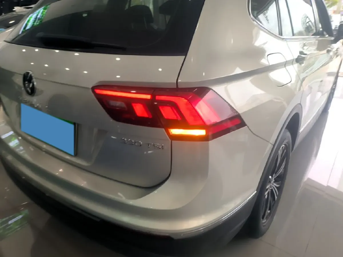 2021 Volkswagen Tiguan L 2.0T 186HP L4 7DCT,autocango,china used car exporter,china ev exporter,chinese used car exporter,chinese used ev exporter