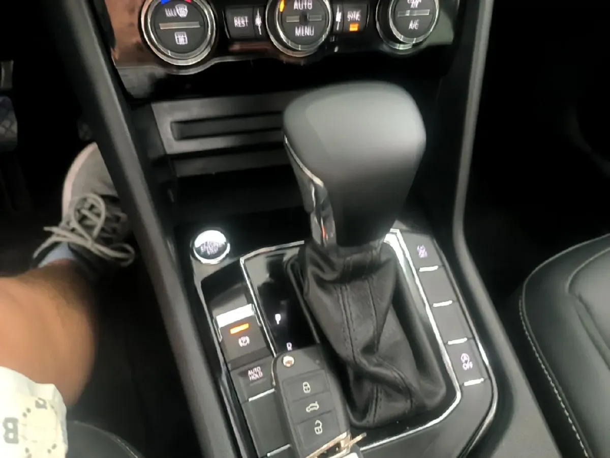 2021 Volkswagen Tiguan L 2.0T 186HP L4 7DCT,autocango,china used car exporter,china ev exporter,chinese used car exporter,chinese used ev exporter