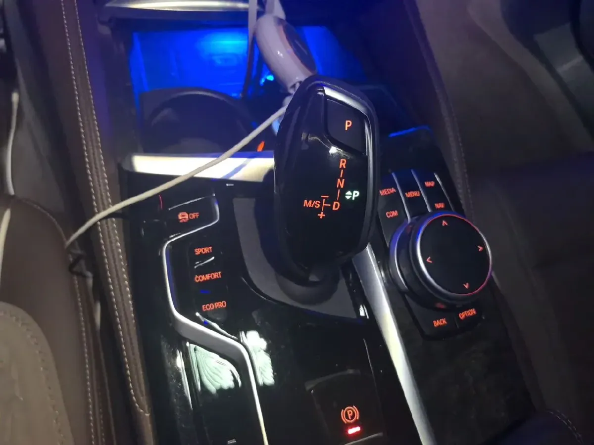 2022 BMW 5 Series 2.0T 184HP L4 8AT,autocango,china used car exporter,china ev exporter,chinese used car exporter,chinese used ev exporter