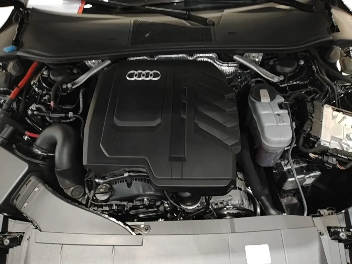 2024 Audi A7L 2.0T 245HP L4 7DCT,autocango,china used car exporter,china ev exporter,chinese used car exporter,chinese used ev exporter