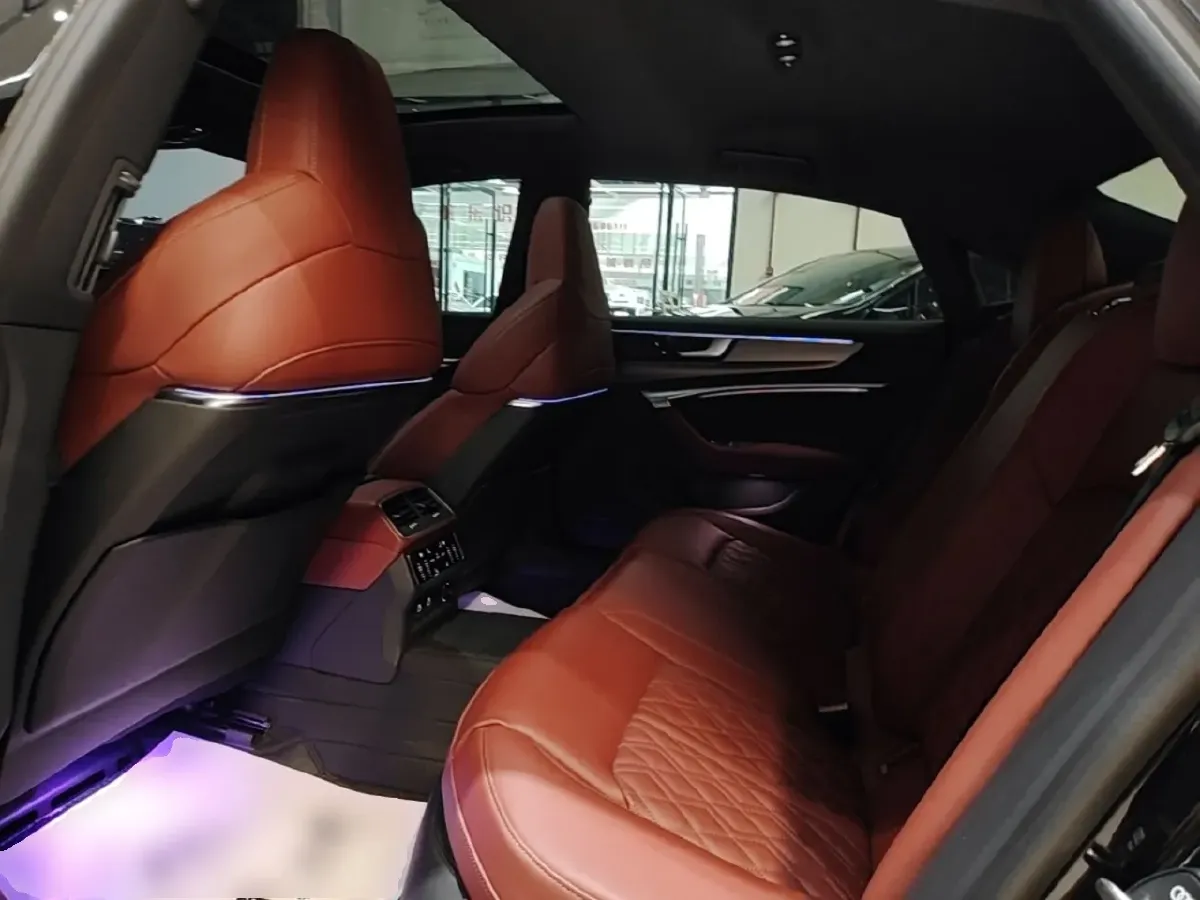 2024 Audi A7L 2.0T 245HP L4 7DCT,autocango,china used car exporter,china ev exporter,chinese used car exporter,chinese used ev exporter