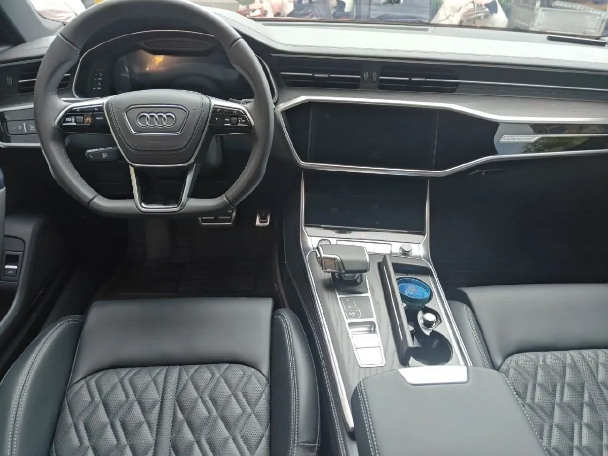 2025 Audi A6L 2.0T 245HP L4 7DCT,autocango,china used car exporter,china ev exporter,chinese used car exporter,chinese used ev exporter
