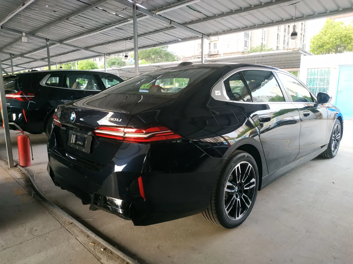 2026 BMW 5 Series 2.0T 258HP L4 8AT,autocango,china used car exporter,china ev exporter,chinese used car exporter,chinese used ev exporter
